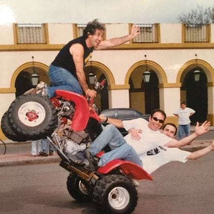 Pachi expone en "Quinta a Fondo" su filosofía de vida. En esta imagen, junto a dos amigos, "domando" un cuatriciclo en Luján