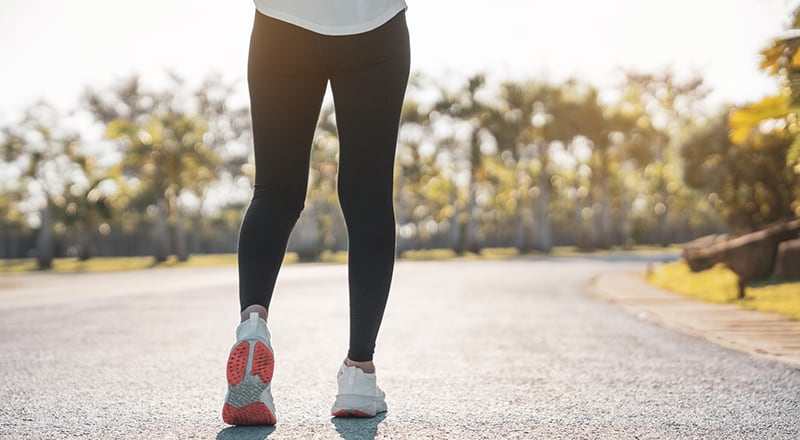 Salir a caminar con frecuencia podría tener impactos positivos para quienes viven con hipotiroidismo. (Getty).