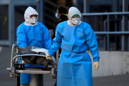 Trabajadores de la salud trasladan hoy a un fallecido del Covid-19 a la morgue del Hospital General de Fronteira de Ciudad Juárez, en el estado de Chihuahua (Foto: EFE / Luis Torres)