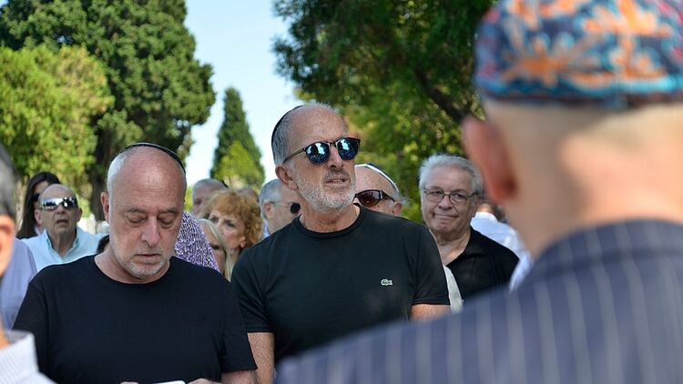 El titular de la DAIA, Jorge Knoblovits (remera y lentes negros), participó de la ceremonia íntima