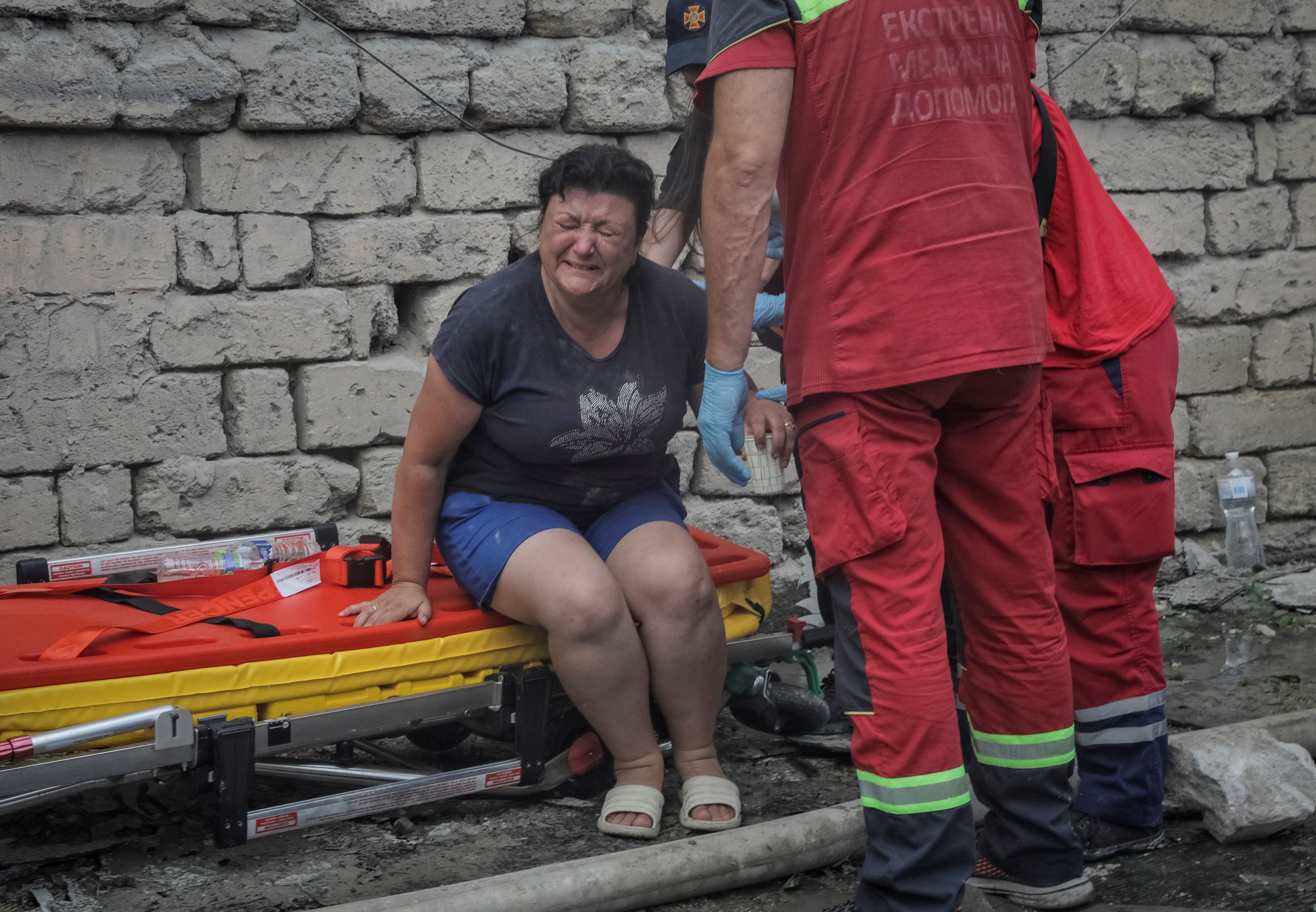 Una mujer reacciona junto al cuerpo de su hijo cerca de un edificio fuertemente dañado por un ataque con misiles rusos, mientras continúa el ataque de Rusia contra Ucrania, en el centro de Odesa, Ucrania 20 de julio 2023. REUTERS/Stringer