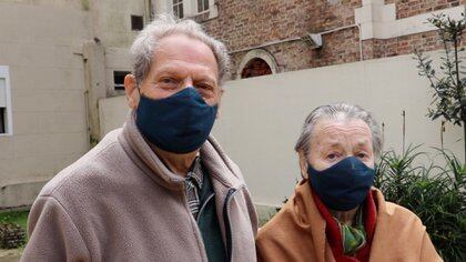 Tras confirmar que tenían COVID-19, Gregorio y Elsa pasaron casi tres semanas aislados en una habitación. “Por suerte no teníamos nada, ni un síntoma. Absolutamente asintomáticos”, coinciden.