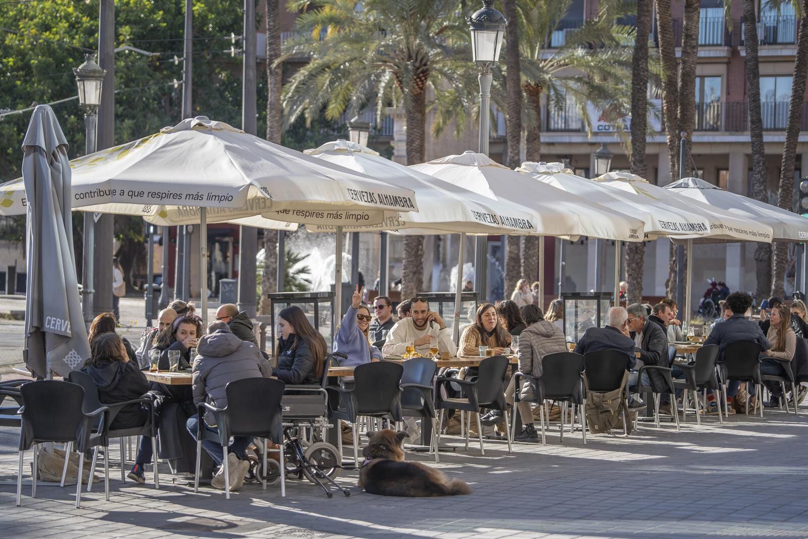 Un grupo de personas en una terraza de la playa de la Malvarrosa de Valencia. (Jorge Gil - Europa Press)
