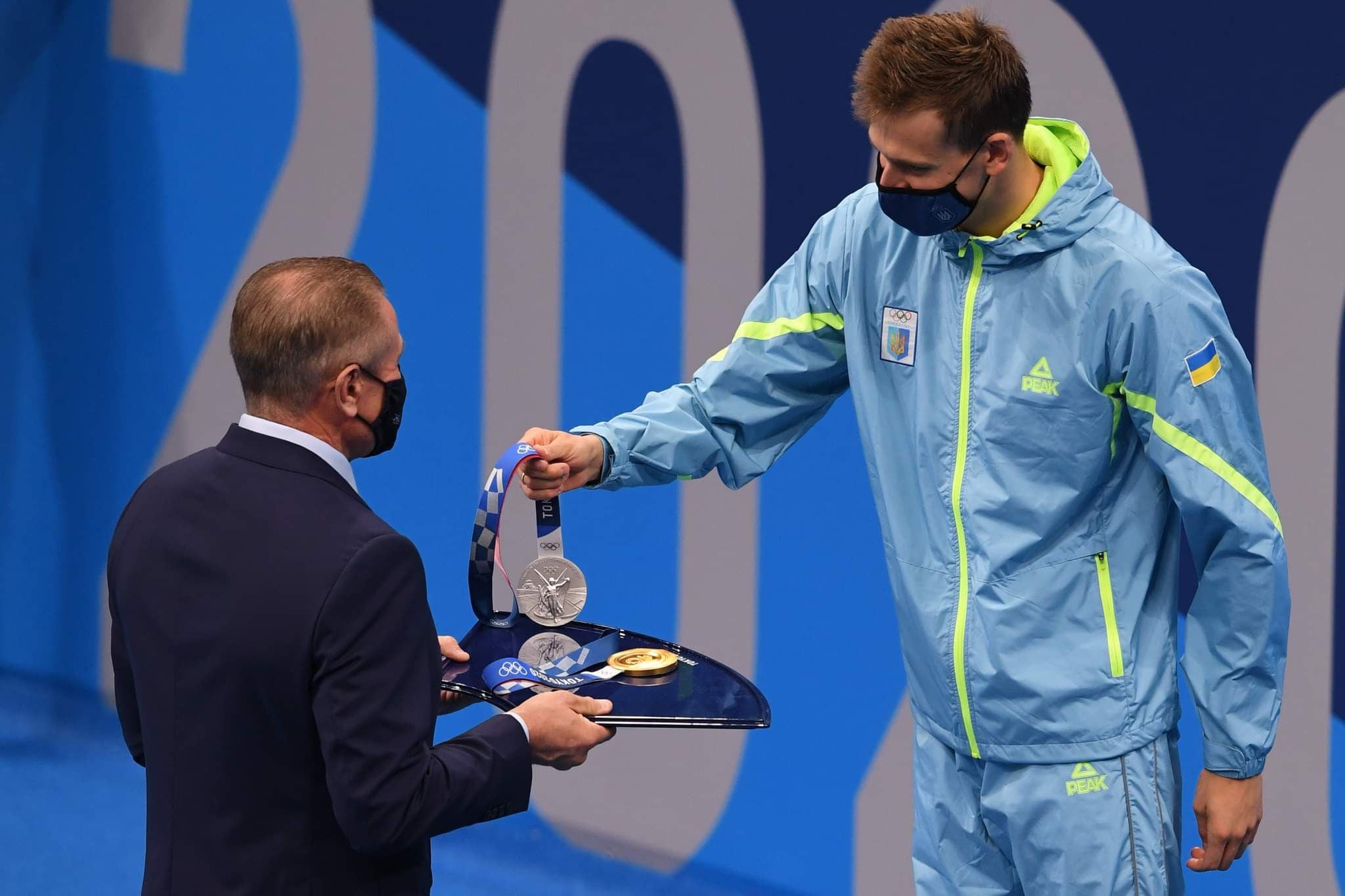 Sergey Bubka remet une médaille d'argent au nageur du 1500 m Mykhailo Romanchuk (CNO ukrainien)