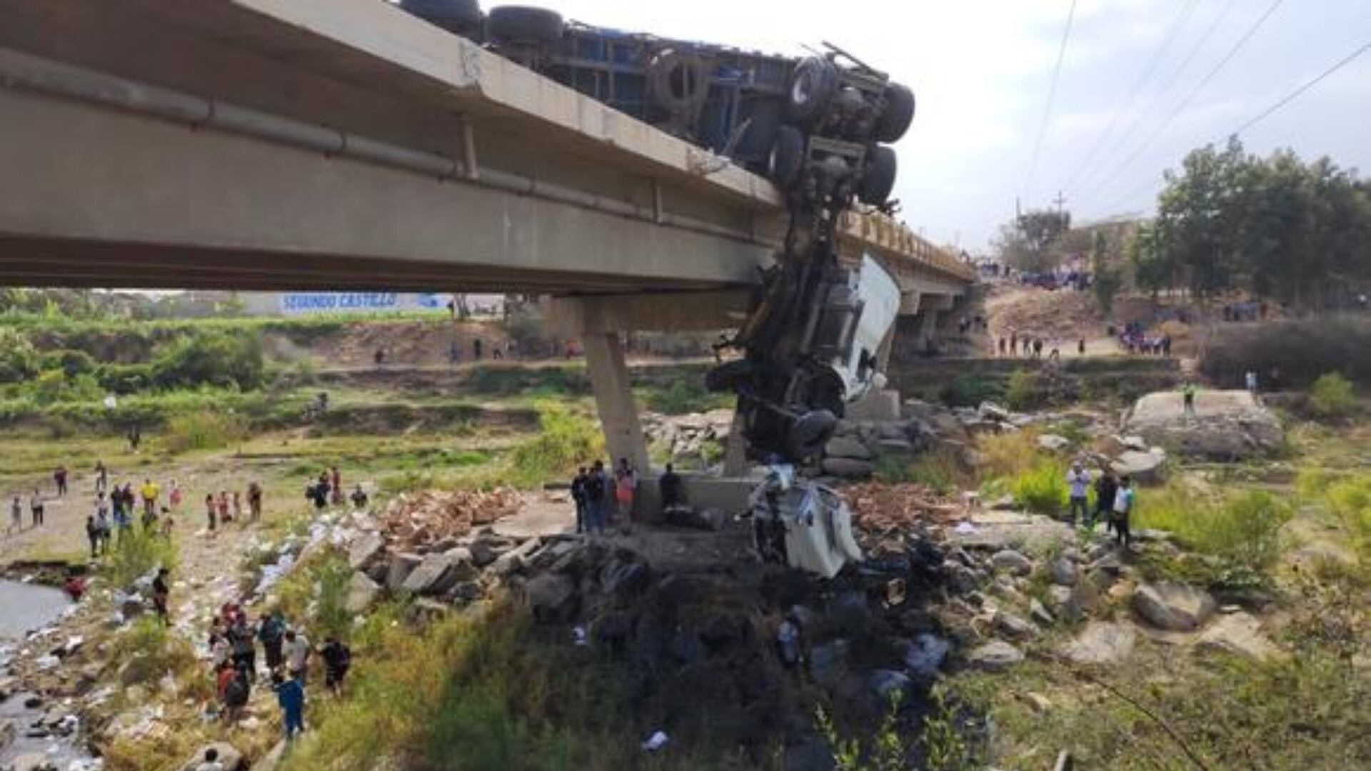 Salvan de milagro a chofer de camión que se volcó en puente Ucupe en