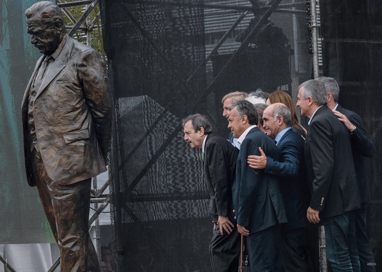 EVA CABRERA. La Plata, Buenos Aires. Abril 2018. Ricardo Alfonsín (h), Alfredo Cornejo (Gobernador de Mendoza), Daniel Salvador (Vicegobernador de la Pcia. de Buenos Aires), Gerardo Morales (Gobernador de Jujuy) en el acto de inauguración del monumento homenaje a Raúl Alfonsín