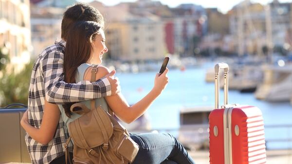 ¿De vacaciones? Con el teléfono es imposible descansar de la vida en línea. (Getty)