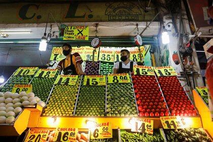 Los vendedores aparecen en la Central de Abastos, uno de los complejos de mercados mayoristas más grandes del mundo, mientras continúa el brote de la enfermedad por coronavirus (COVID-19) en Ciudad de México, México, el 13 de julio de 2020. REUTERS / Carlos Jasso/ Foto de archivo