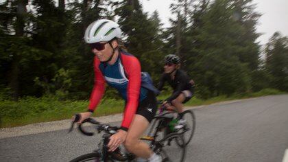 Los ciclistas suben Mount Seymour Road en Vancouver, Canadá, el 10 de julio de 2020 (Alec Jacobson / The New York Times).