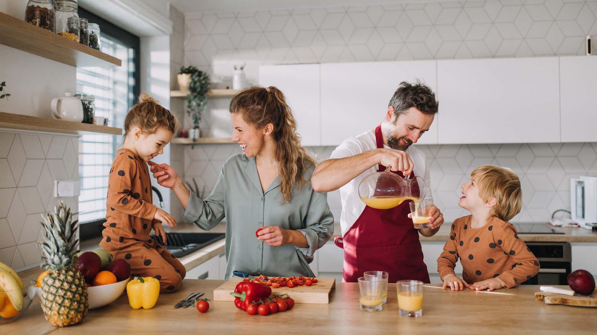 Una alimentación basada en alimentos reales y libre de ultraprocesados es una de las claves para un sistema inmune fuerte (Getty)