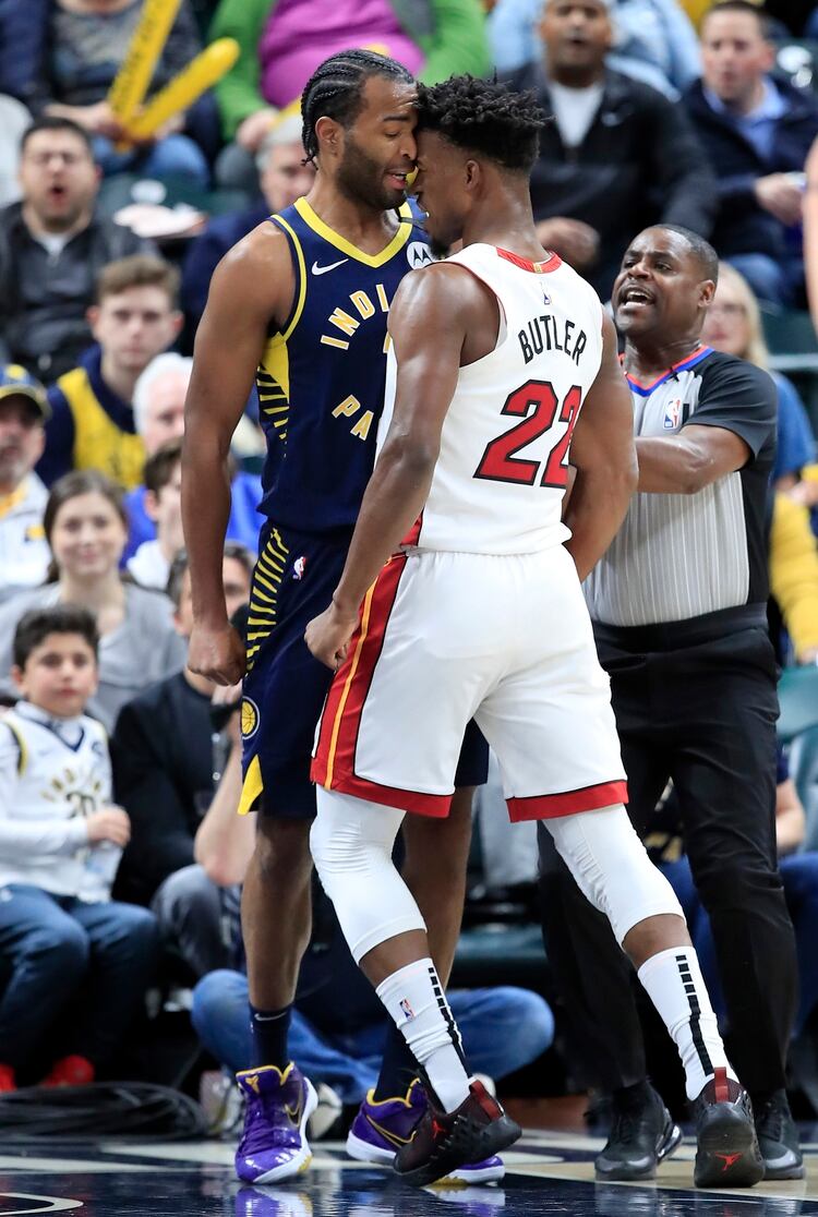 El cara a cara entre Jimmy Butler y T.J. Warren (AFP)