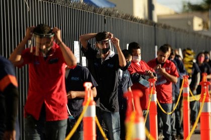 Empleados que resulten positivos serán aislados. (Foto: Reuters)