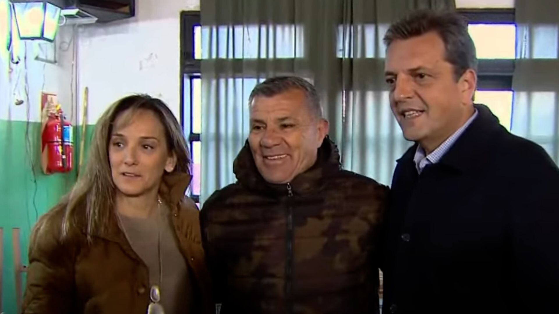 Carlos "Loco" Enrique junto a Sergio Massa y Malena Galmarini en la escuela del partido de Tigre donde votó el precandidato a presidente por Unión por la Patria