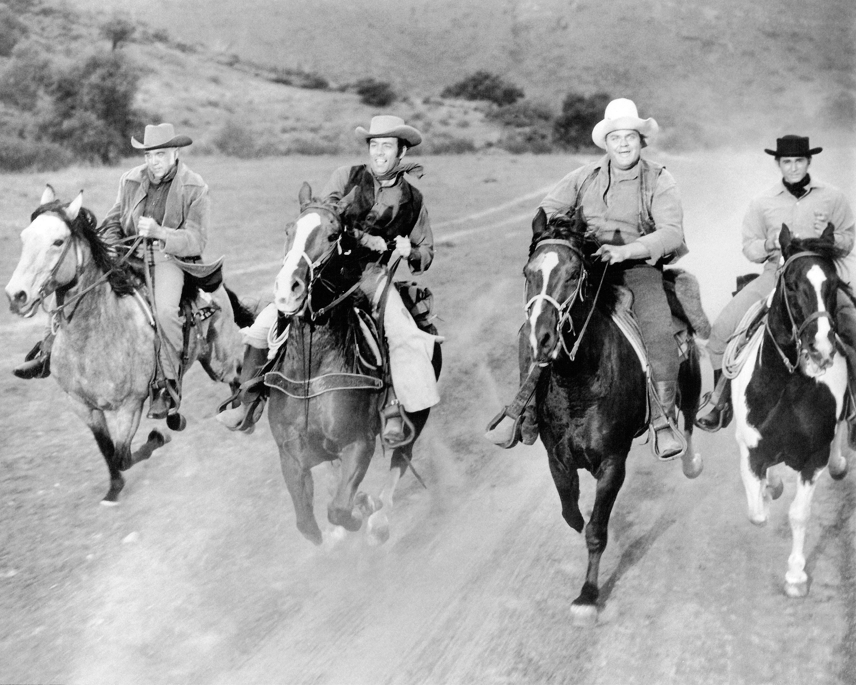 Los protagonistas de "Bonanza": Ben Cartwright (Lorne Greene), Adam (Pernell Roberts), "Hoss" (Dan Blocker) y Joe (Michael Landon) montando sus caballos, en 1965 (Silver Screen Collection/Getty Images)