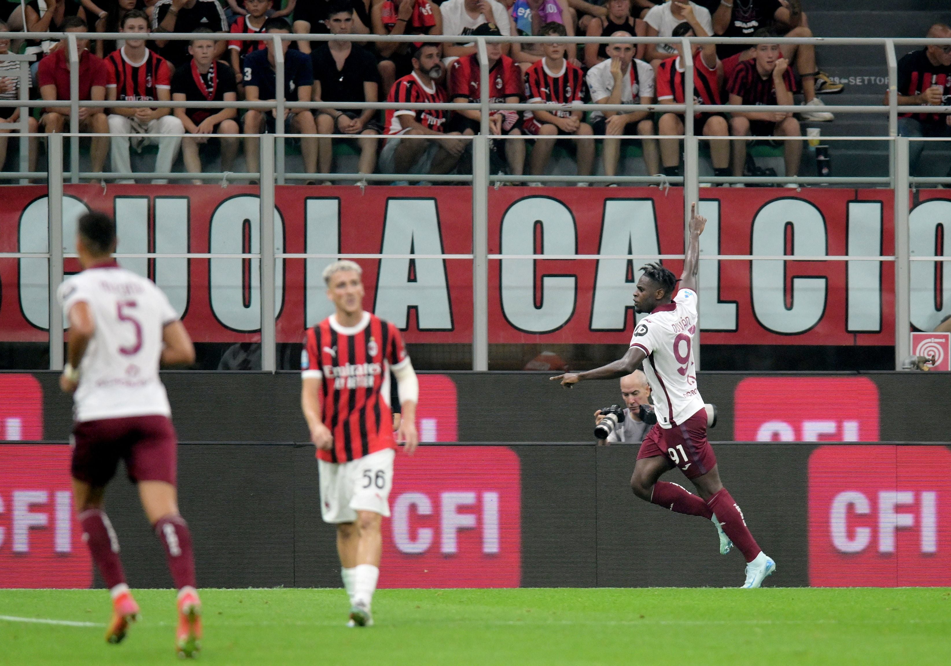 Duván Zapata celebrando un gol ante Milan por la Serie A de Italia el 17 de agosto de 2024 - crédito Daniele Mascolo / REUTERS 