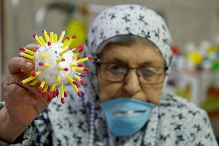 El coronavirus se puede multiplicar en la faringe sin necesidad de llegar al pulmón y por lo tanto es muy fácilmente transmisible (REUTERS/Raneen Sawafta)