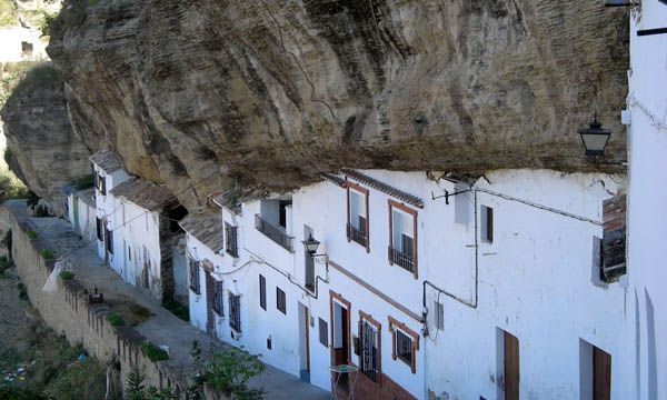 Setenil de las Bodegas pertenece a la asociación de Los Pueblos Más Bonitos de España y está declarado como Conjunto Histórico Artístico (foto: Turismo Cadiz)