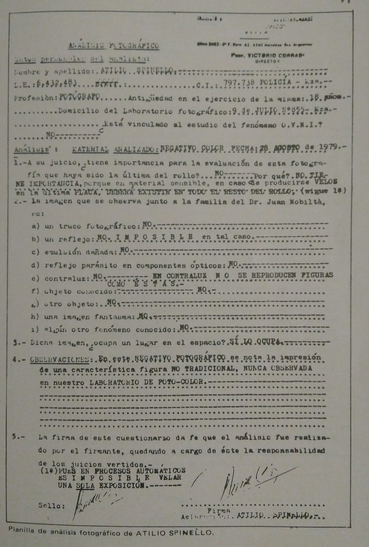 El análisis del fotógrafo Atilio Spinello hizo de la extraña mancha en la foto. Para el profesional la figura era auténtica. “Por entonces no existía el photoshop, no había forma de incorporar en el negativo algo que no está”. El negativo tenía 24 x 36 cm. “Imagínese cuán pequeña era la imagen”, prosigue. Hizo una ampliación, observó las figuras a trasluz con una lupa muy potente y supo que “era imposible que sea el producto de una falla en el negativo”.