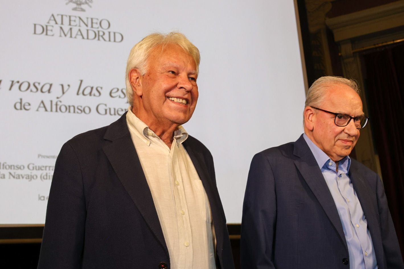 Felipe González y Alfonso Guerra posan antes del inicio de la presentación. (Helena Margarit Cortadellas)