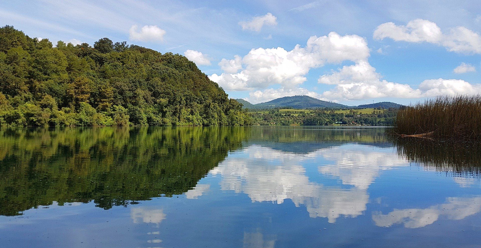 El lago de Zirahuén, conocido por su característico tono azul, sigue atrayendo a turistas, quienes han manifestado su preocupación por el descenso del nivel del agua/ (Foto: Pixabay)