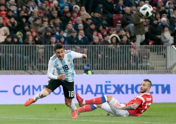 Eduardo Salvio sacó un centro que casi termina en gol de Messi (AP)