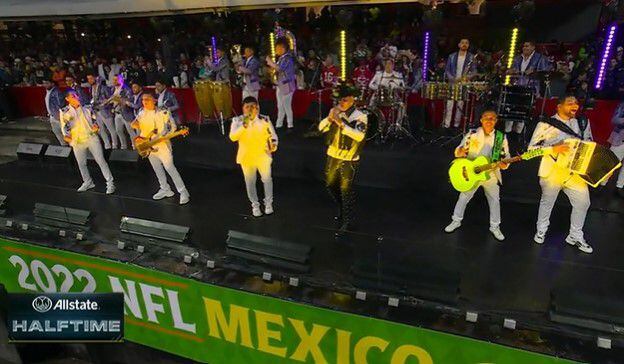 Grupo Firme, abucheados en el medio tiempo del Cardinals vs 49ers en el  Estadio Azteca