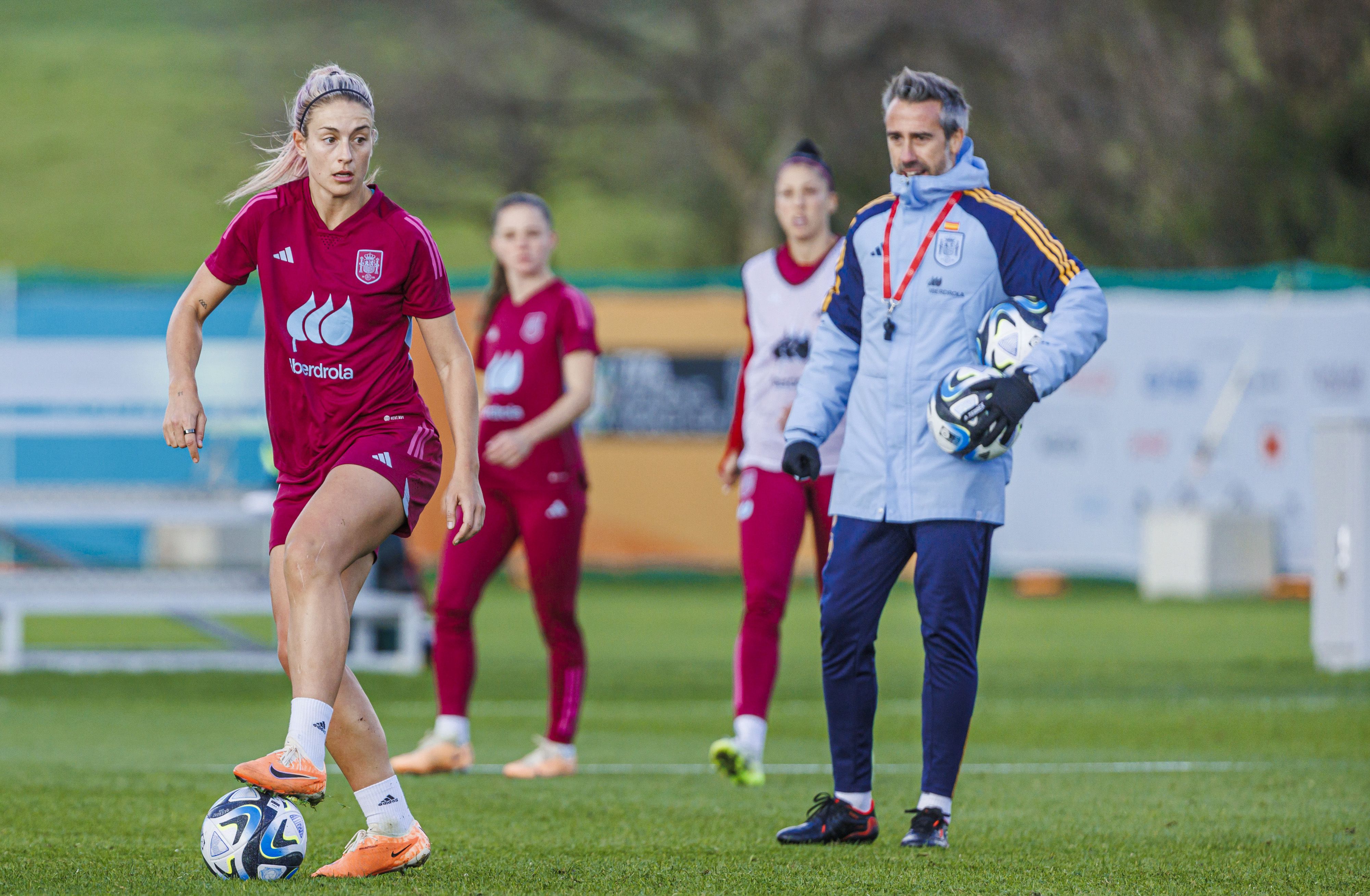 Alexia Putellas controla el balón ante la mirada del seleccionador Jorge Vilda durante un entrenamiento de España en Nueva Zelanda.