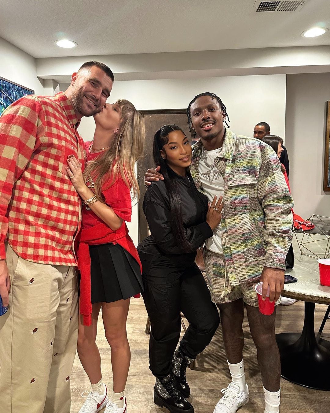 Charia Gordon subió una foto donde Taylor Swift y Travis Kelce comparten un enternecedor beso, confirmando así su relación