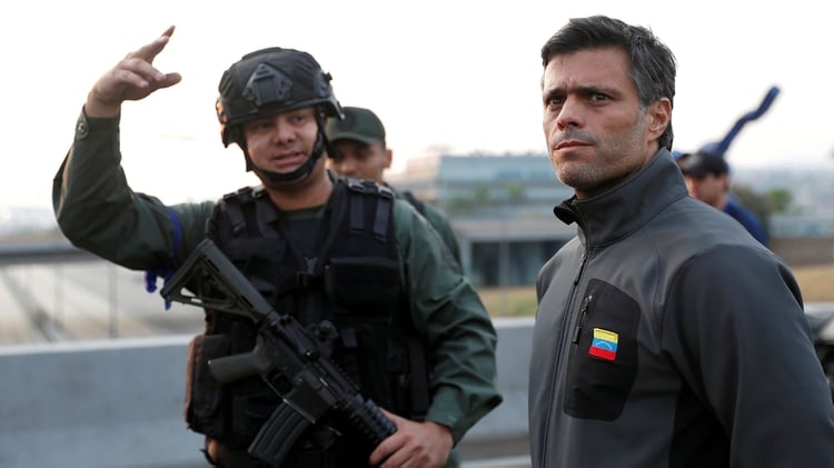 Leopoldo López junto a a militares opositores (REUTERS/Carlos Garcia Rawlins)