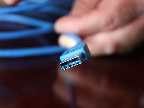 Estudio reveló que tener conectados cables USB cerca al router hace más lento el internet. (Foto: Infobae).