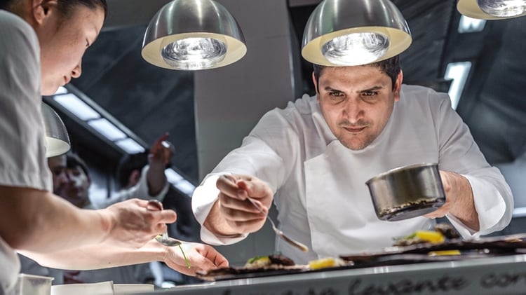 La terminación de cada plato tiene un trabajo minucioso y de dedicación que lleva tiempo y es de gran concentración para que salga perfecto y en el plato se vea una auténtica comida de autor