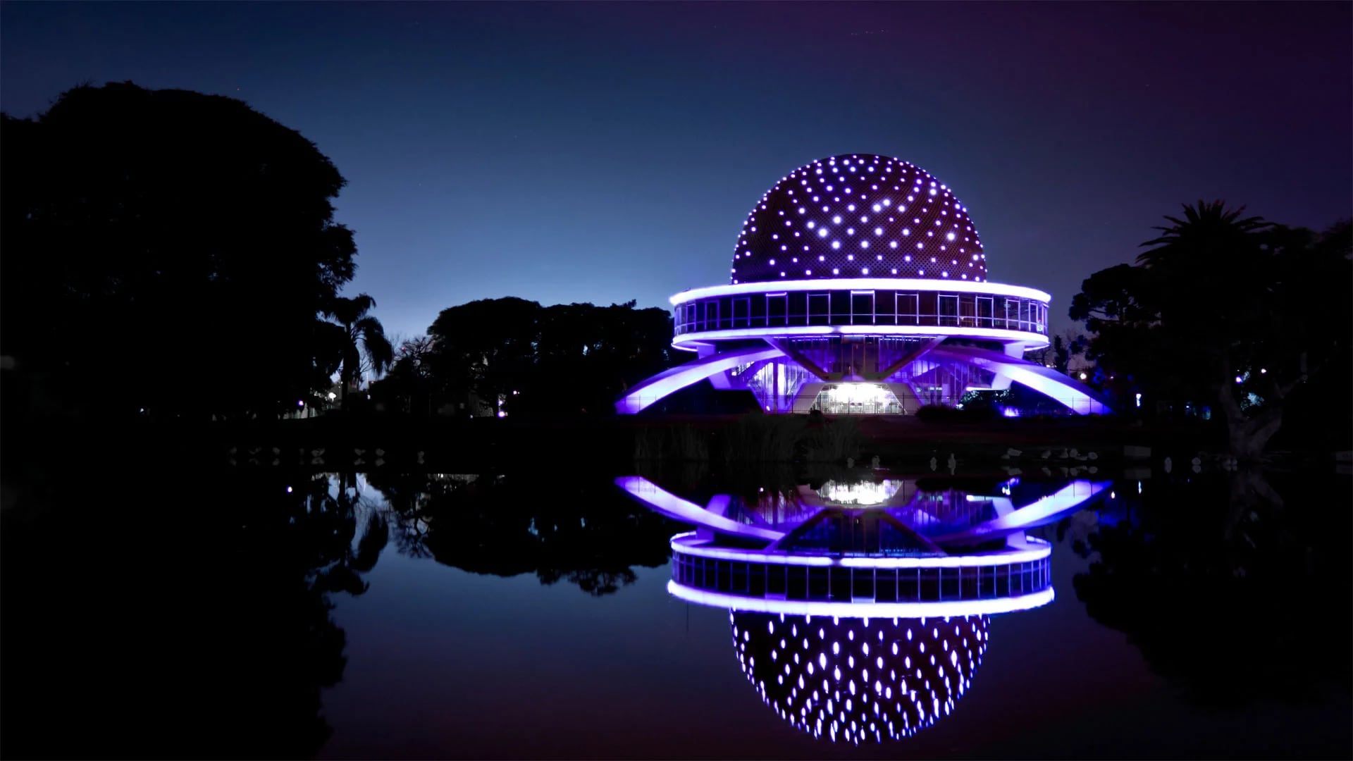 Postal nocturna de Buenos Aires. De noche, las luces del Planetario engalanan la ciudad.