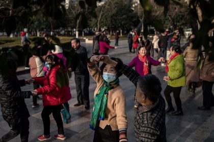 Los ancianos bailan en un área pública a lo largo del río Yangtze en Wuhan el 11 de enero de 2021 (NICOLAS ASFOURI / AFP)