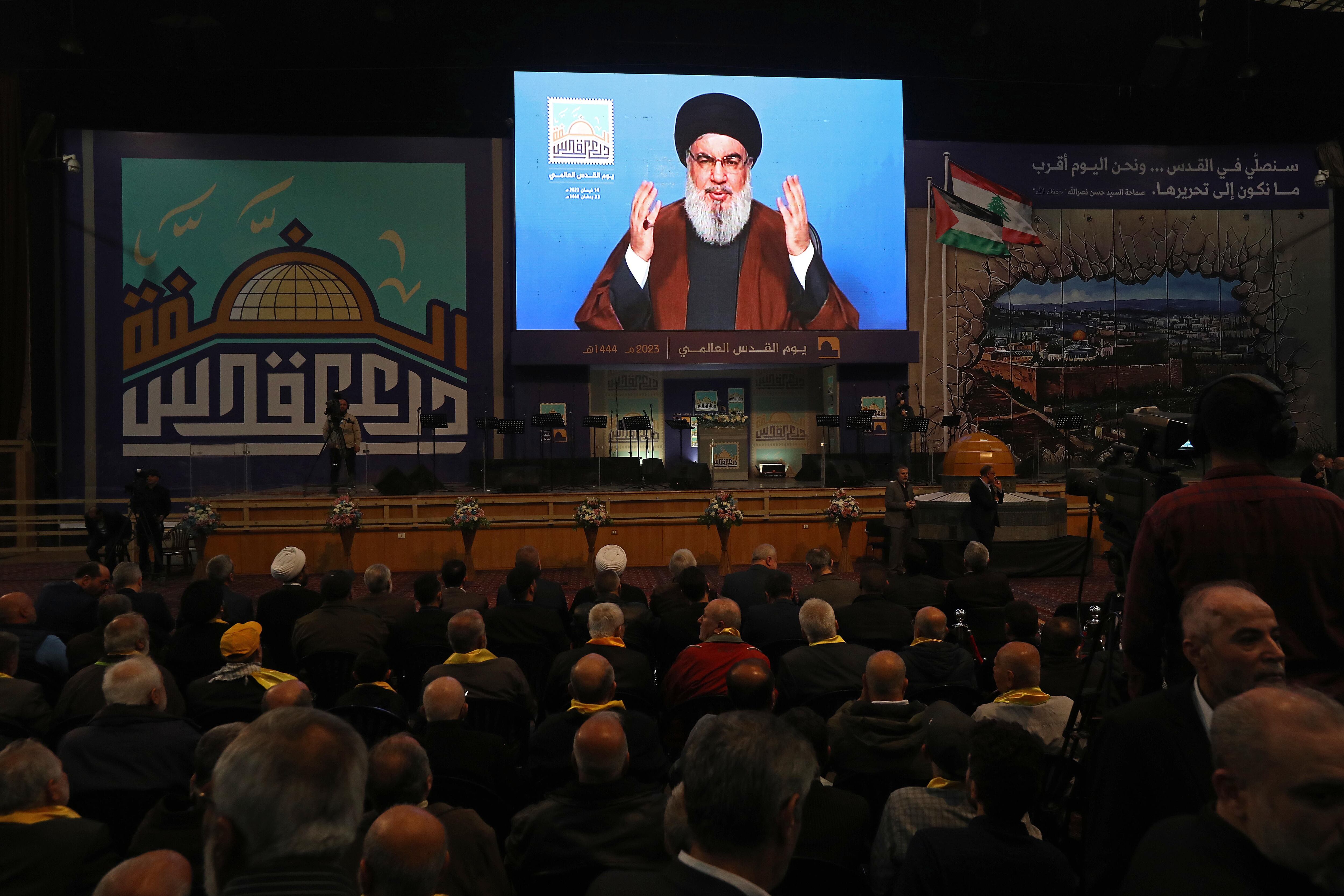 Una pantalla muestra al líder libanés de Hezbollah, Sayyed Hassan Nasrallah, pronunciando un discurso en una ceremonia por el Día de Quds en los suburbios de Beirut, Líbano, el 14 de abril de 2023. Europa Press/Contacto/Bilal Jawich/Archivo 