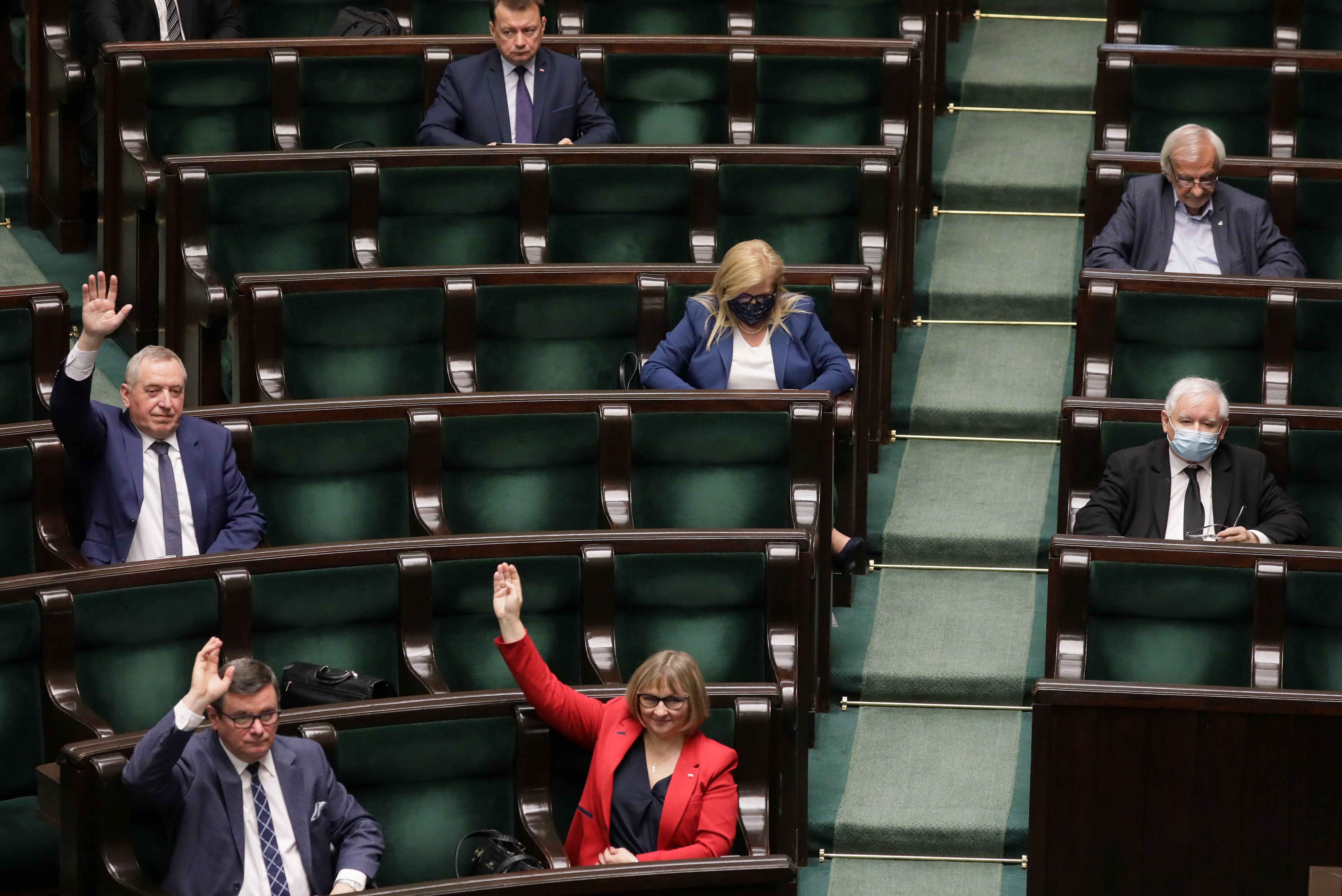 El líder del partido Ley y Justicia (PiS) Jaroslaw Kaczynski con una máscara protectora contra el coronavirus en el parlamento polaco, en Varsovia Slawomir Kaminski/Agencja Gazeta via REUTERS