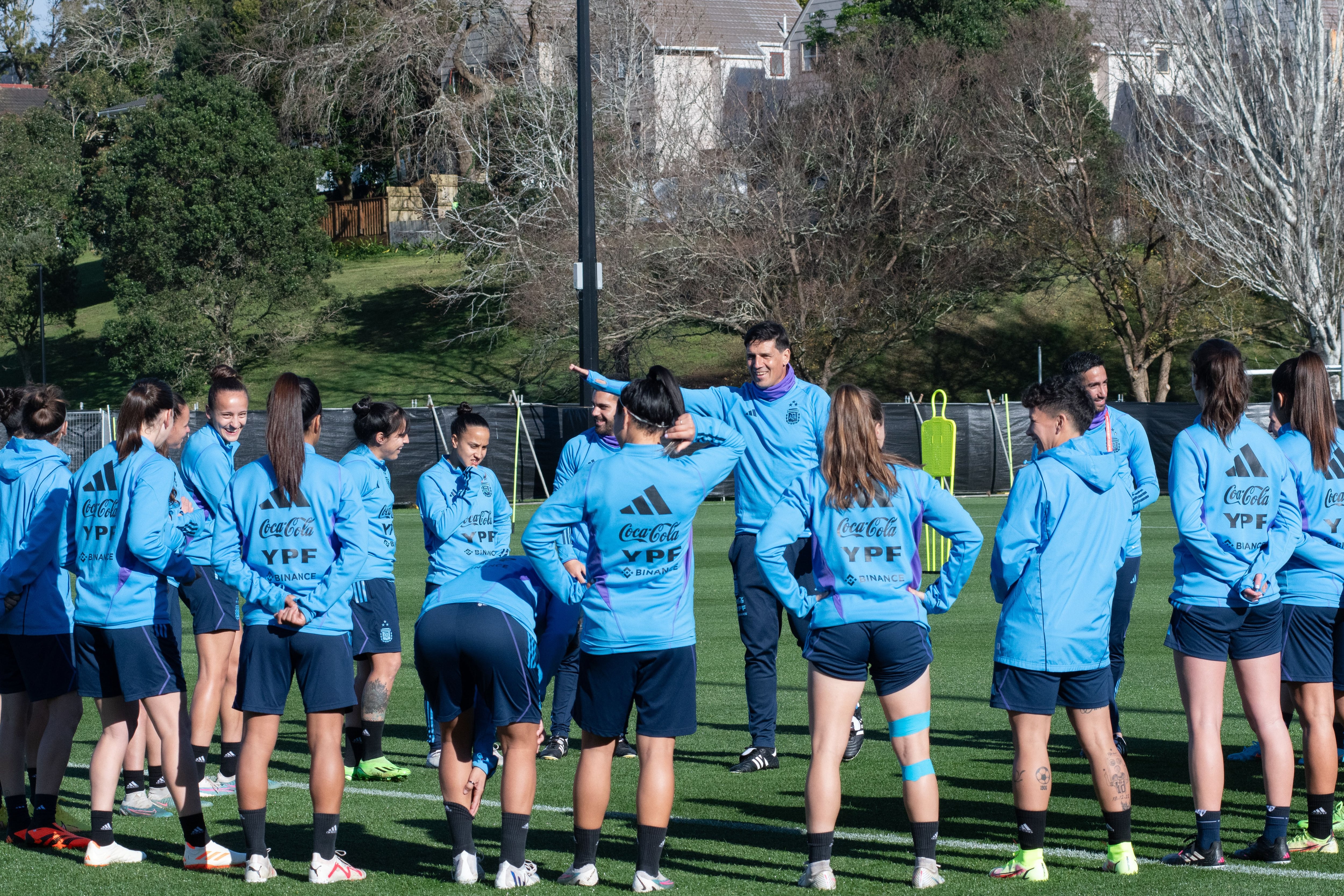 Germán Portanova dirige una de las prácticas en Auckland (Foto: Stefanía León - AFA Femenino)