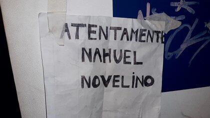 "Atentamente": el cartel con el nombre del narco en la entrada del edificio del MPA. 