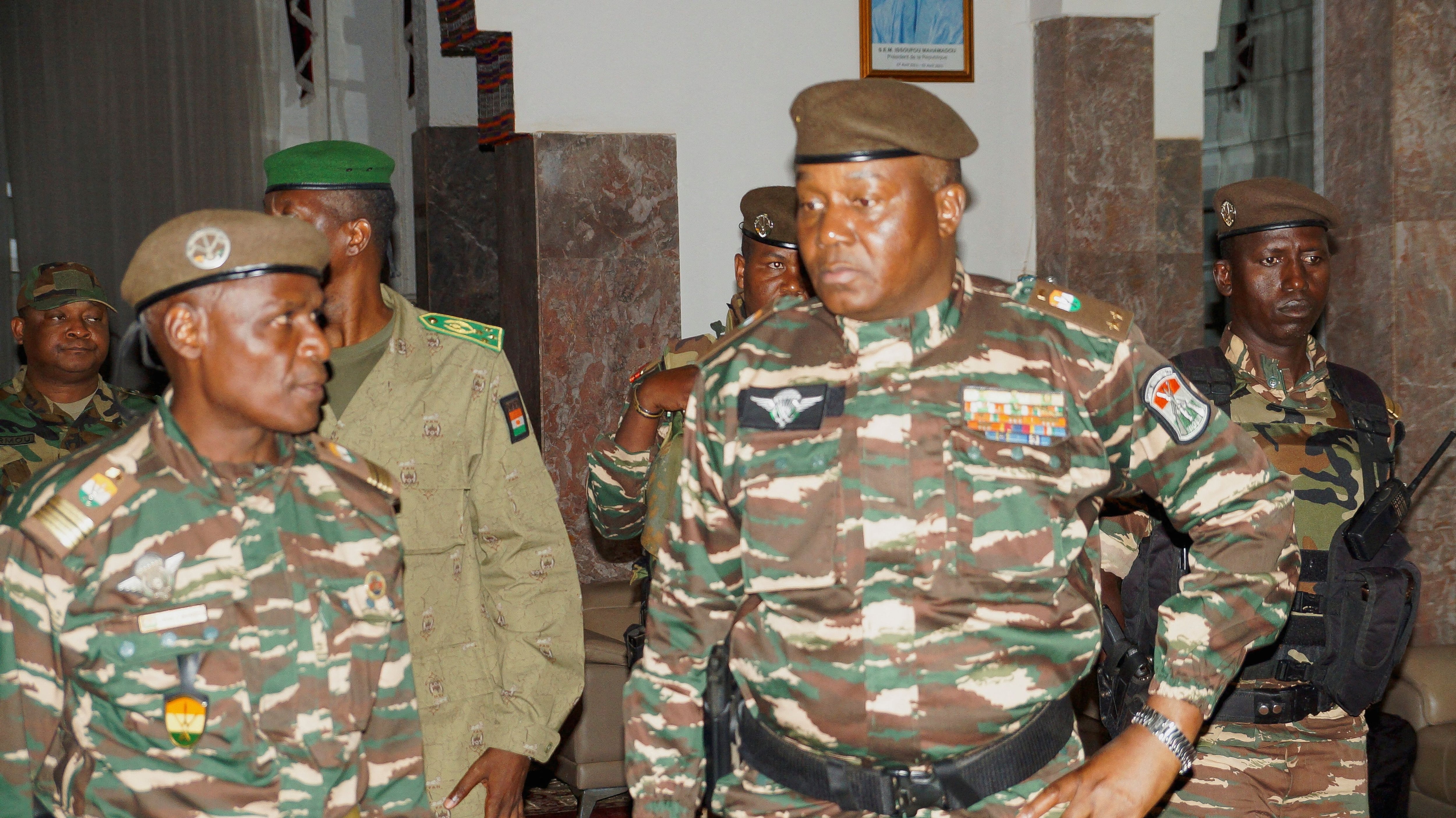 El general Abdourahmane Tiani, declarado nuevo jefe de Estado de Níger por los líderes de un golpe de Estado, antes de una reunión con los ministros en Niamey. (REUTERS/Balima Boureima/archivo)