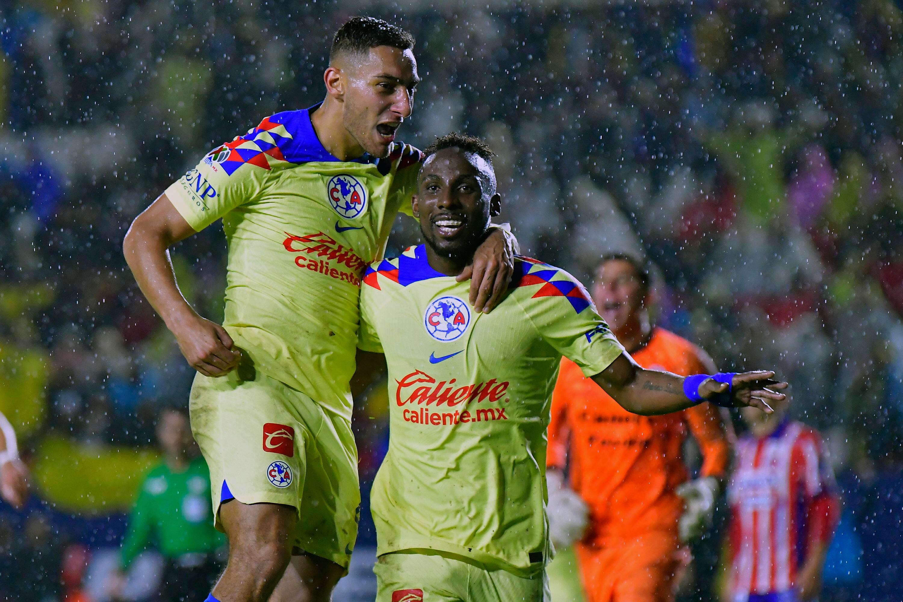 Sebastián Cáceres (i) y Julián Quiñones (d) del América celebran un gol anotado al Atlético San Luis durante un juego de ida por las semifinales del torneo Apertura 2023 de la Liga MX del fútbol mexicano, celebrado en el estadio Alfonso Lastras, ciudad de San Luis Potosí (México). EFE/Víctor Cruz
