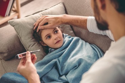 Presentar fiebre es uno de los principales síntomas de covid-19 y de las gripes (Shutterstock)