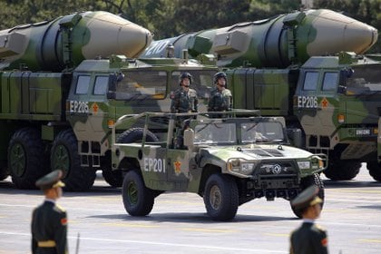 Los vehículos militares chinos llevan un misil DF-21D.  El régimen lanzó una copia el miércoles pasado en el Mar del Sur.  Foto: REUTERS / Damir Sagolj