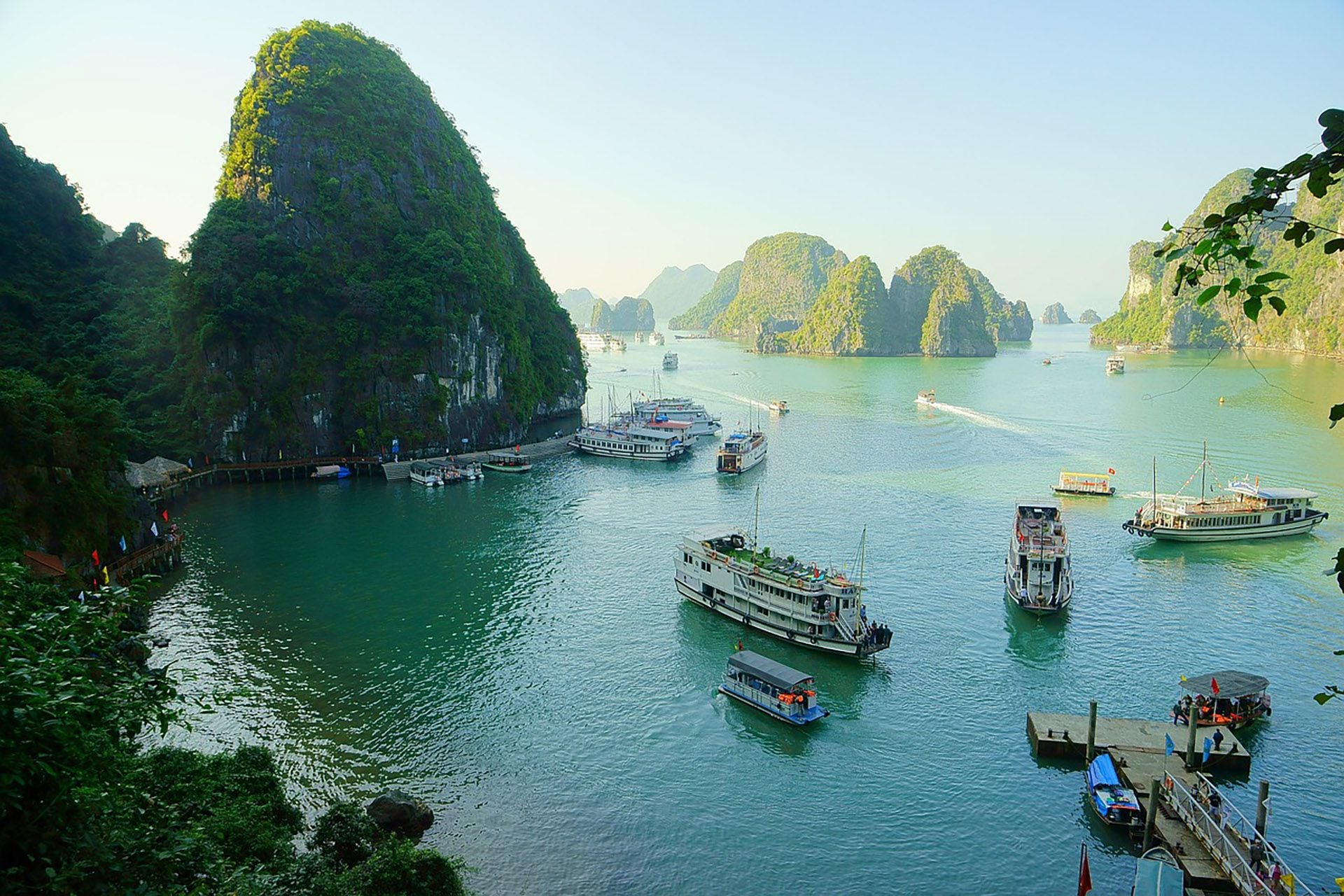 En Vietnam, esta bahía combina lo mejor del paisaje montañoso entre islas para recorrer en barco (Pixabay)