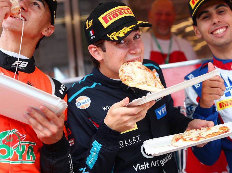 Franco Colapinto comiendo pizza tras su triunfo en Monza (@francolapinto)