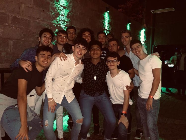 Fernando, en el medio con camisa negra, junto a sus amigos en el boliche Le Brique (@gaston.muzlera)