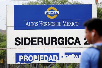 Imagen de archivo. El logo de la siderúrgica mexicana Altos Hornos de México (AHMSA) es visto en su planta en Monclova, estado Coahuila, México. 30 de mayo de 2019. REUTERS/Daniel Becerril