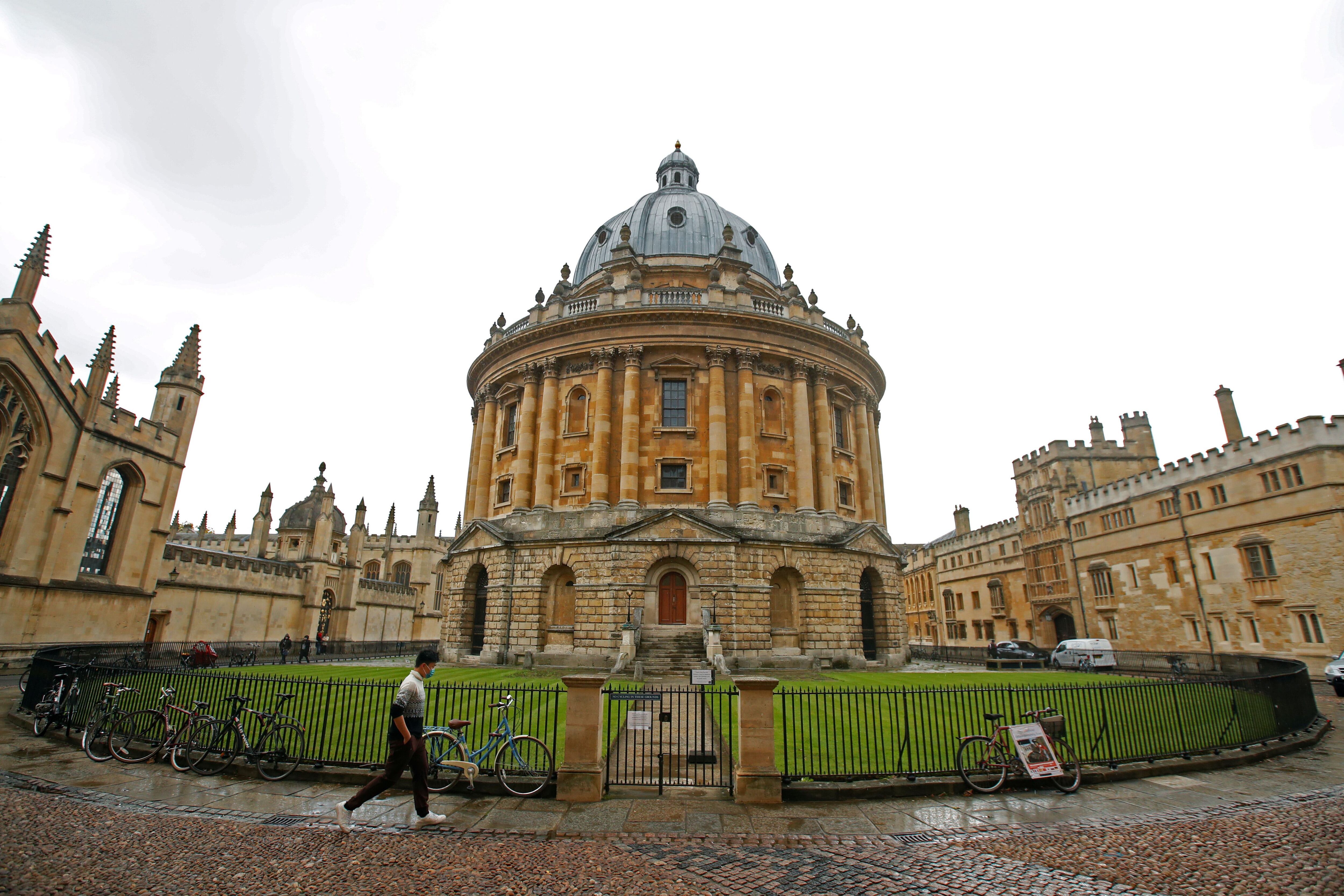 Un hombre camina frente a los edificios de la Universidad de Oxford, Gran Bretaña (REUTERS/Matthew Childs)