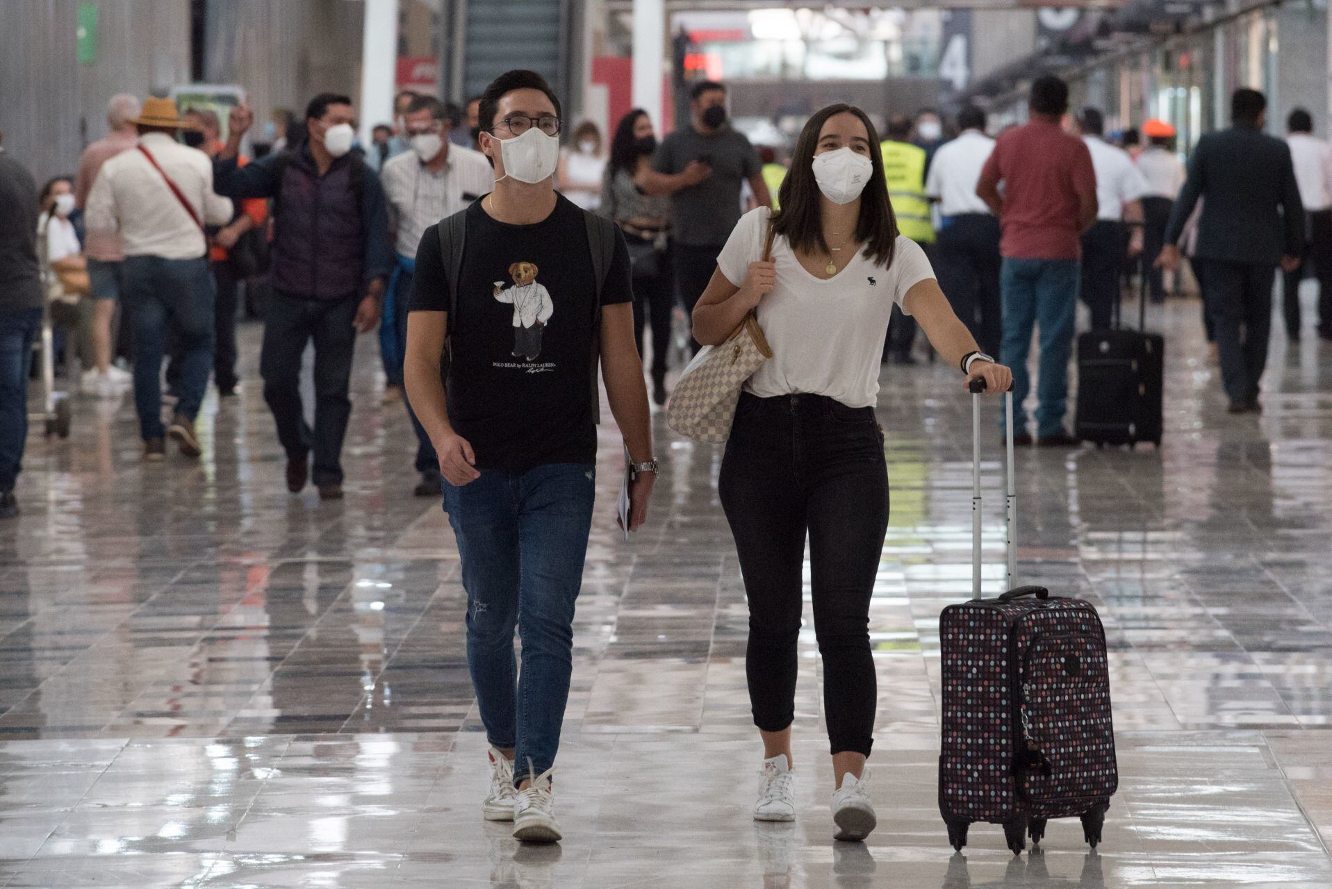 CIUDAD DE MÉXICO, 26MARZO2021.- Actividad en la terminal 1 del Aeropuerto internacional de la Ciudad de México (AICM) durante las vacaciones de semana santa. FOTO: MARIO JASSO/CUARTOSCURO.COM