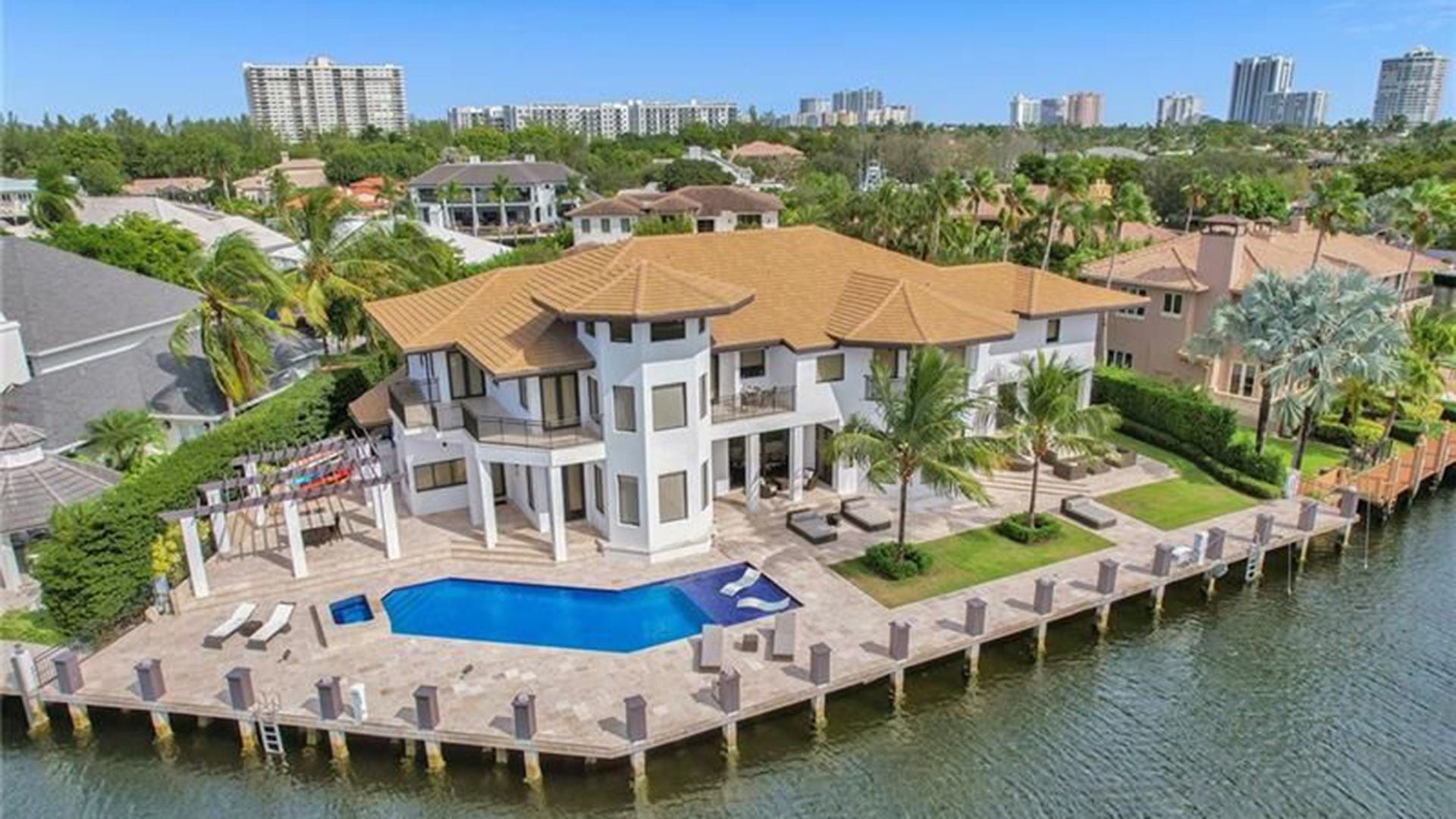La propiedad tiene 10 habitaciones y piscina con vista al mar (MLS Compass Florida LLC)