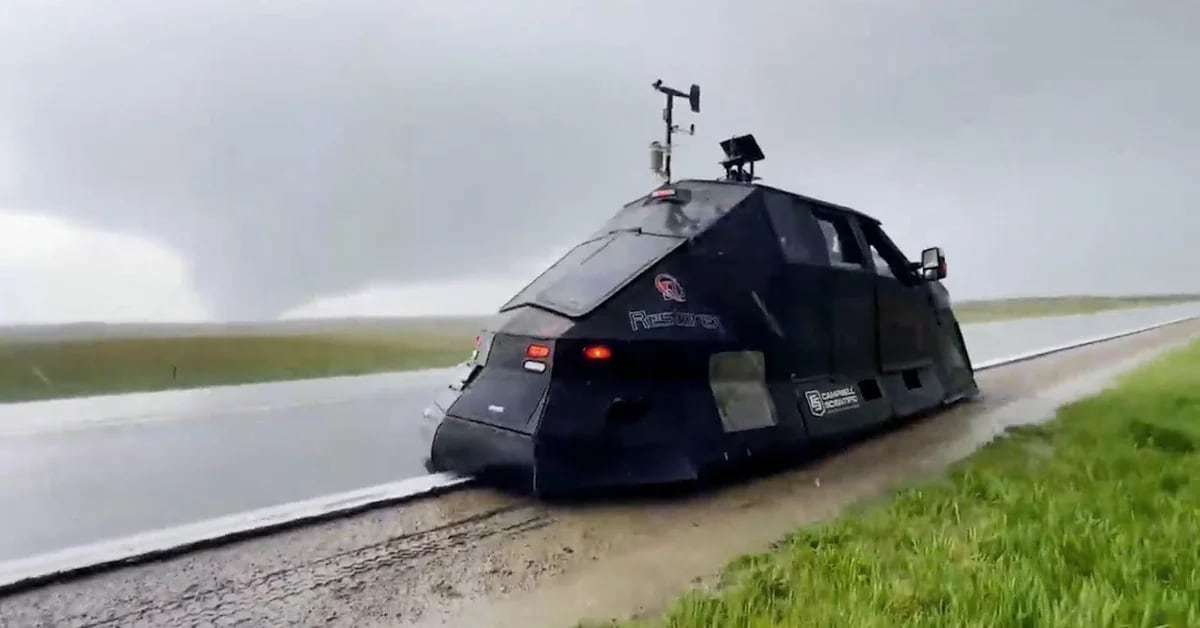 Wie wäre es mit Dominer 3, einem beeindruckenden Fahrzeug, das mit einem Tornado interagieren kann?