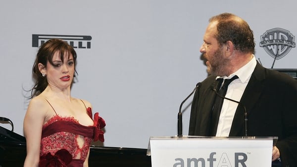 Rose McGowan y Harvey Weinstein durante el Festival de Cannes Film en mayo de 2005 (Foto de Pascal Le Segretain/Getty Images)